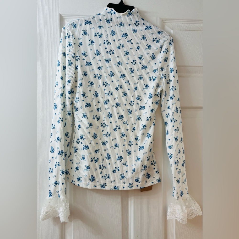 SHEIN White Ribbed Long Sleeve Top with Blue Floral Print and Lace Cuffs
